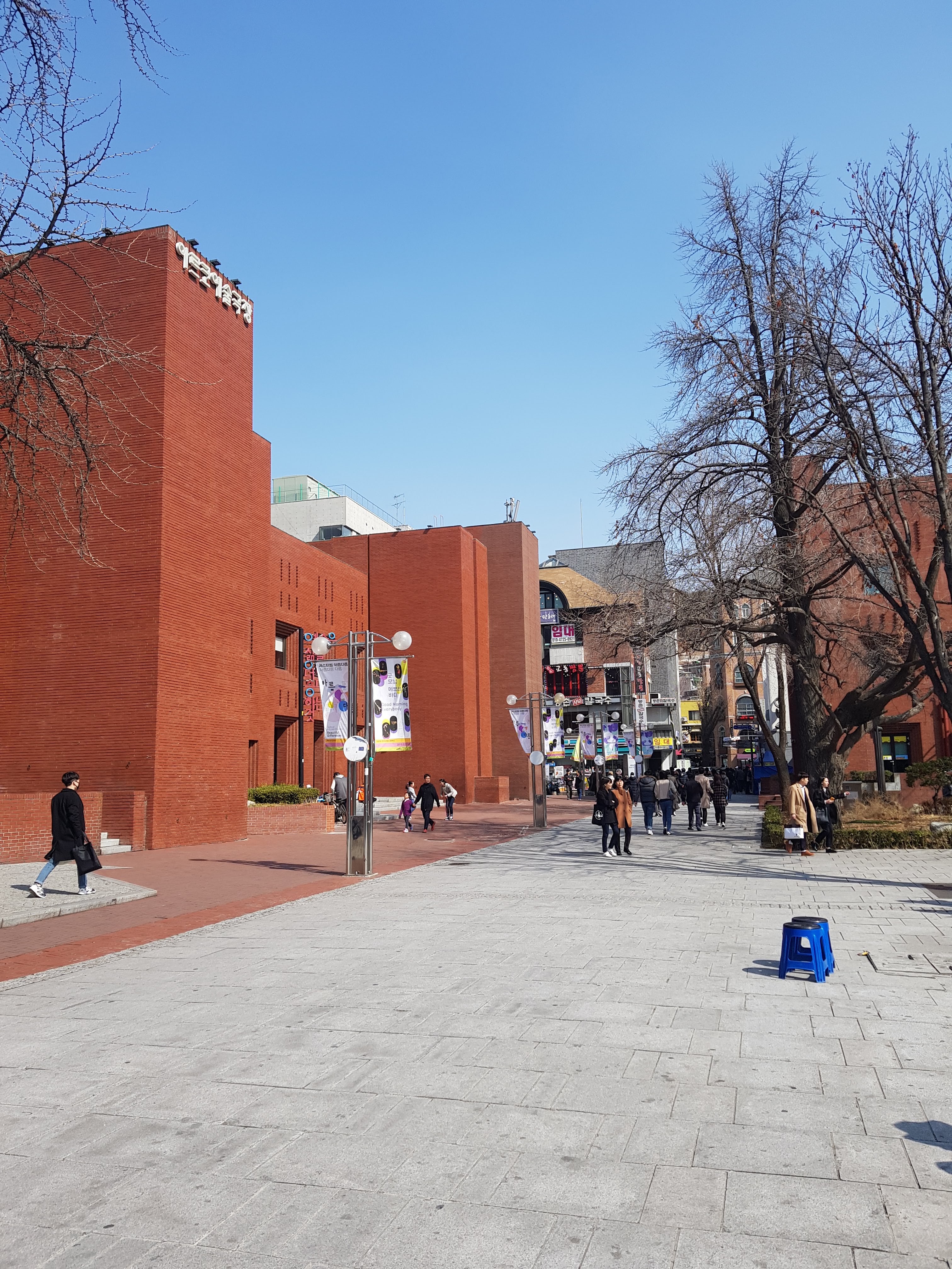 马罗尼埃公园全景，七叶树林荫与都市楼宇尽收眼底。