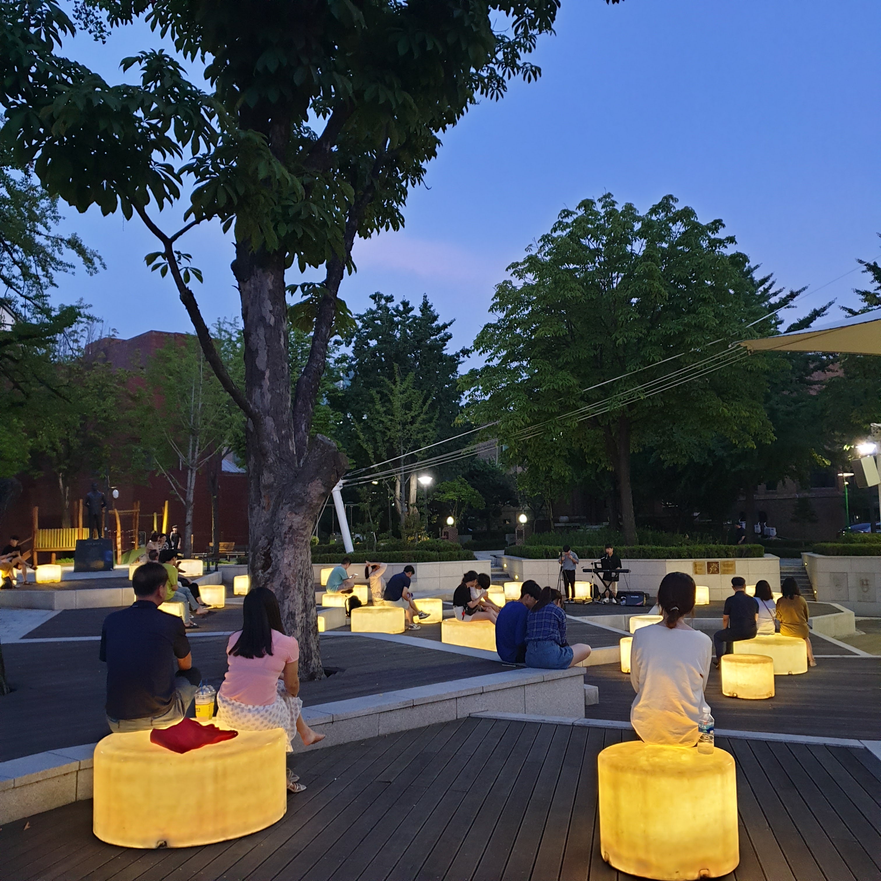 入夜后舞台灯与林荫，马罗尼埃公园化身静谧的城市客厅。