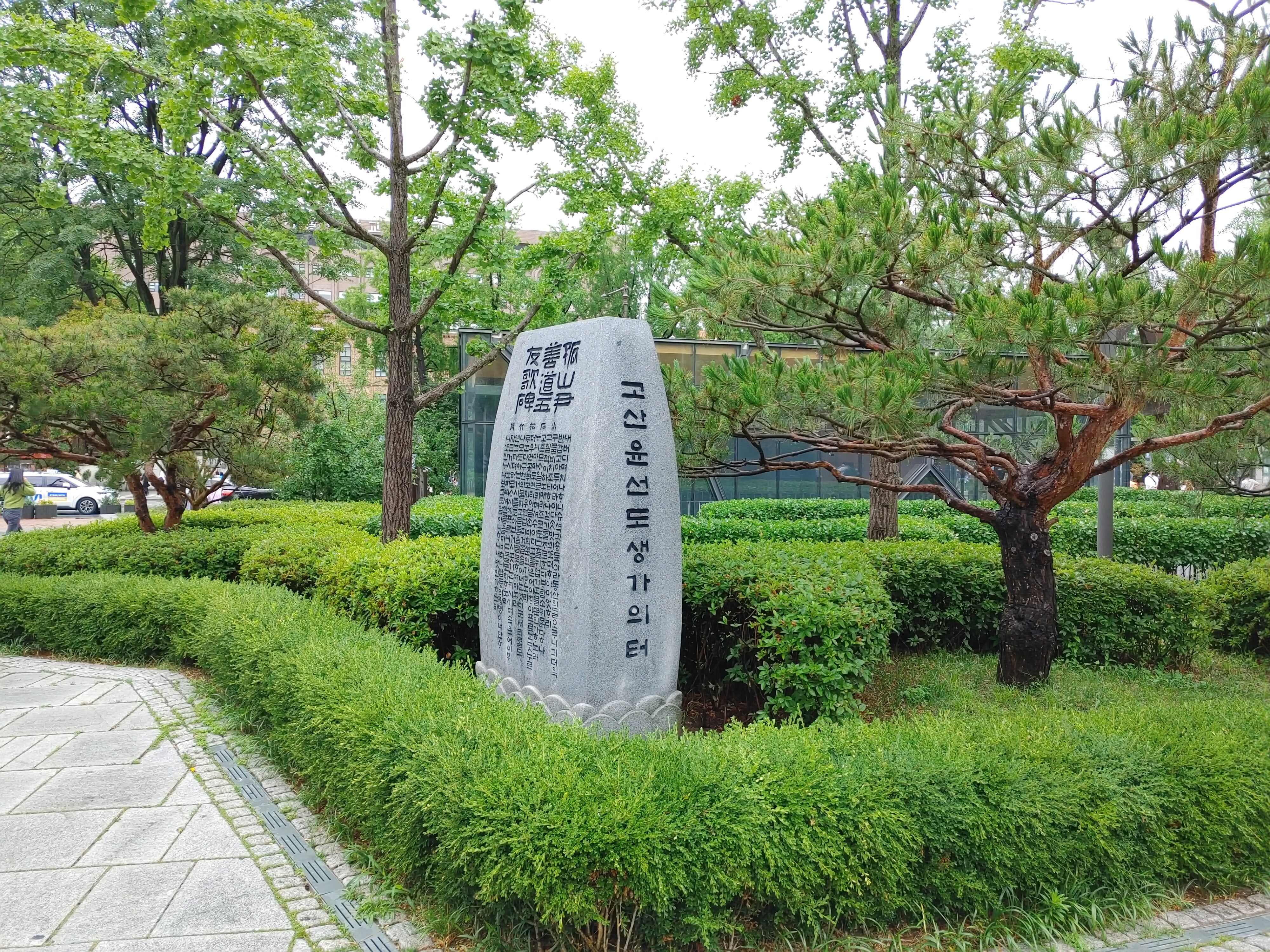雕塑花园特写，公共艺术与绿意相映。